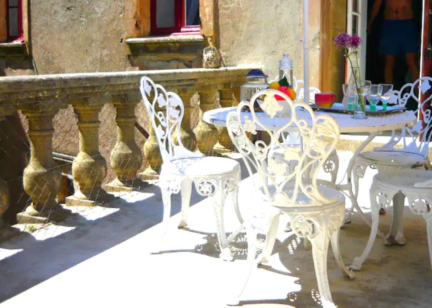 Appartement Spacieux Avec Deux Chambres Au Chateau Valence (Gard) Exterior foto